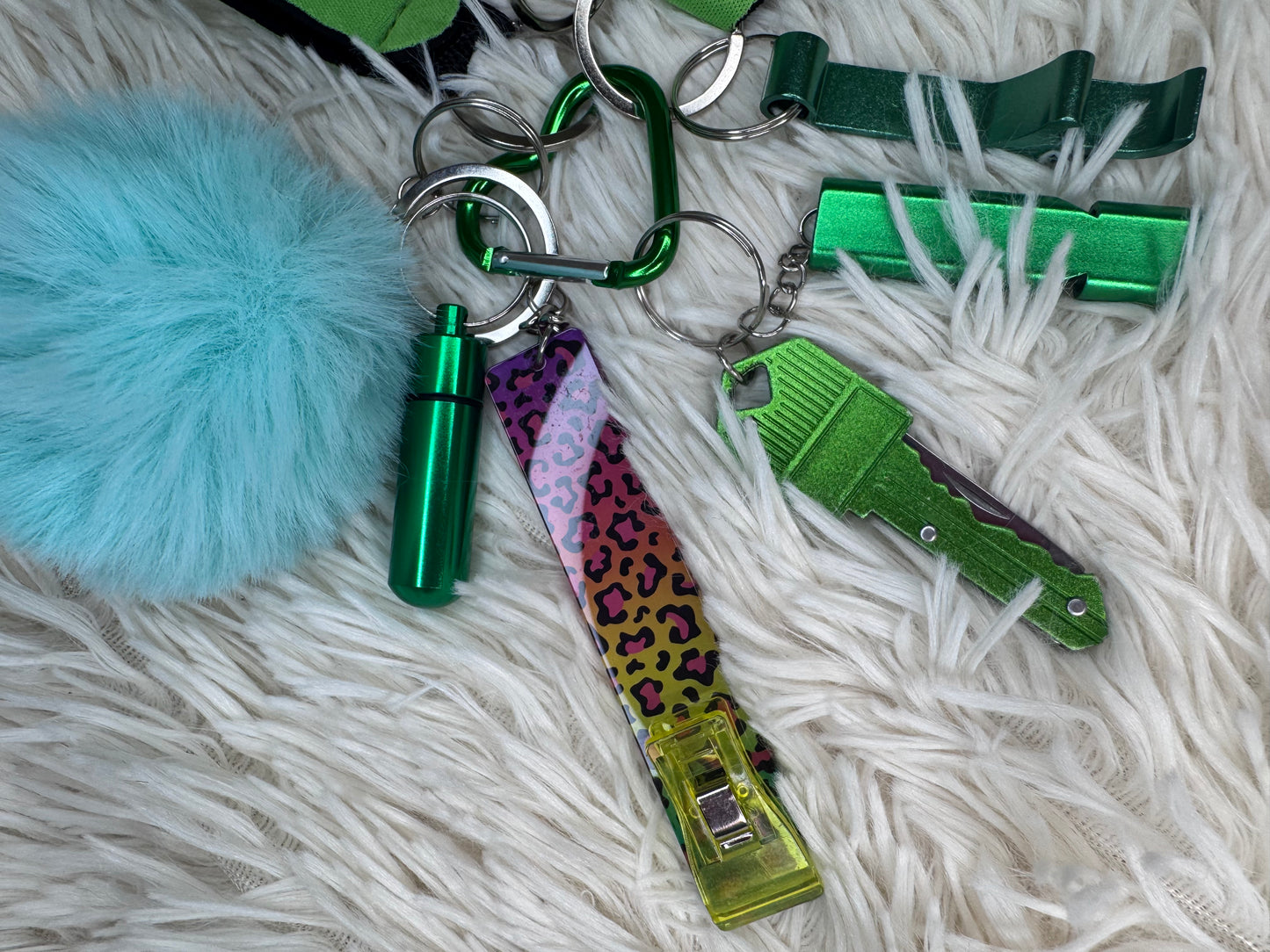 Green Breeze | Porte-clés vert & pompon bleu ciel (kit essentiel)