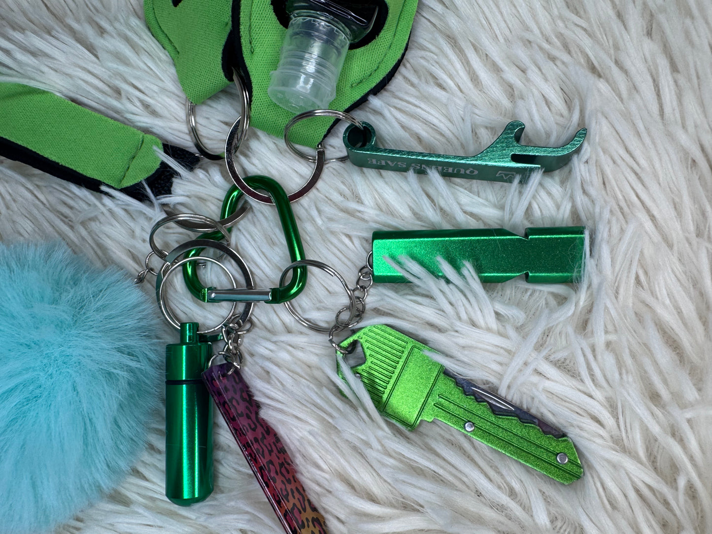 Green Breeze | Porte-clés vert & pompon bleu ciel (kit essentiel)